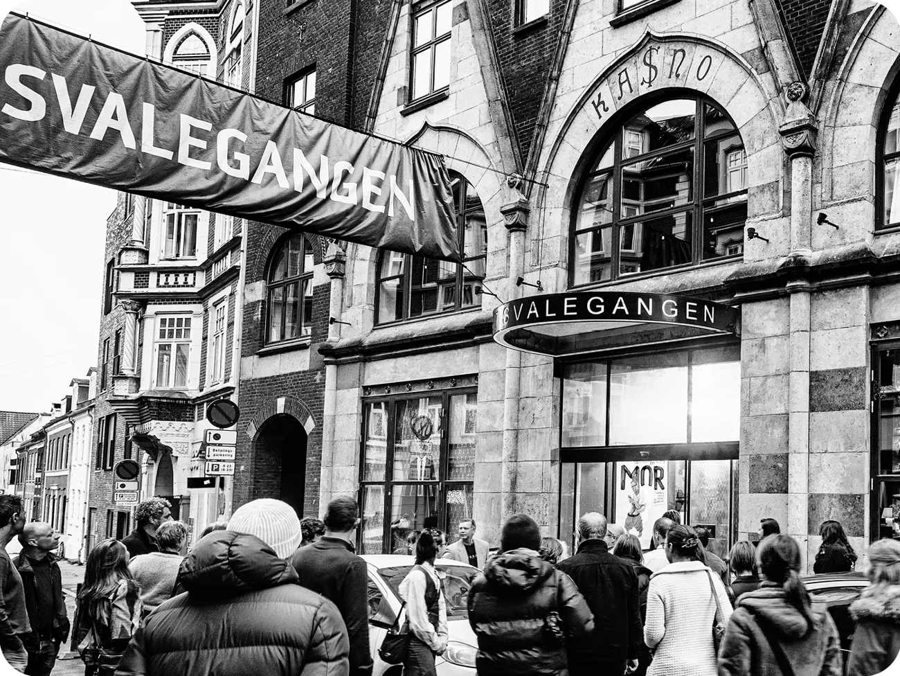 Teatret Svalegangen facade med mennesker ude foran
