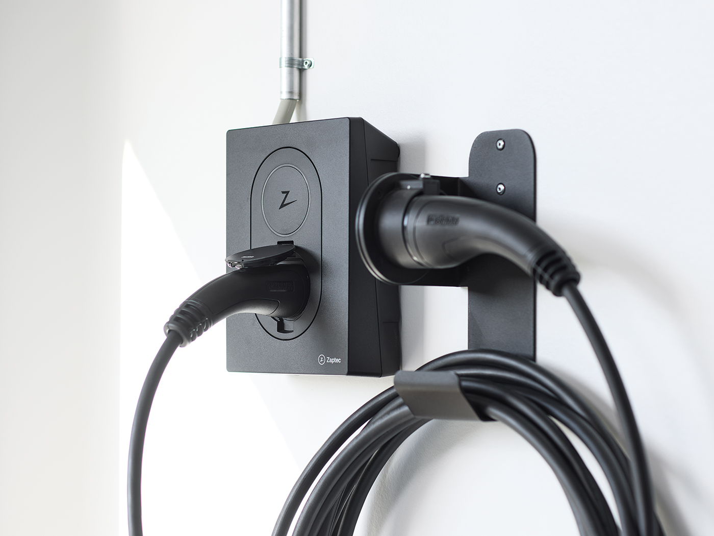 Zaptec Go ladeboks installeret på væggen i privat garage