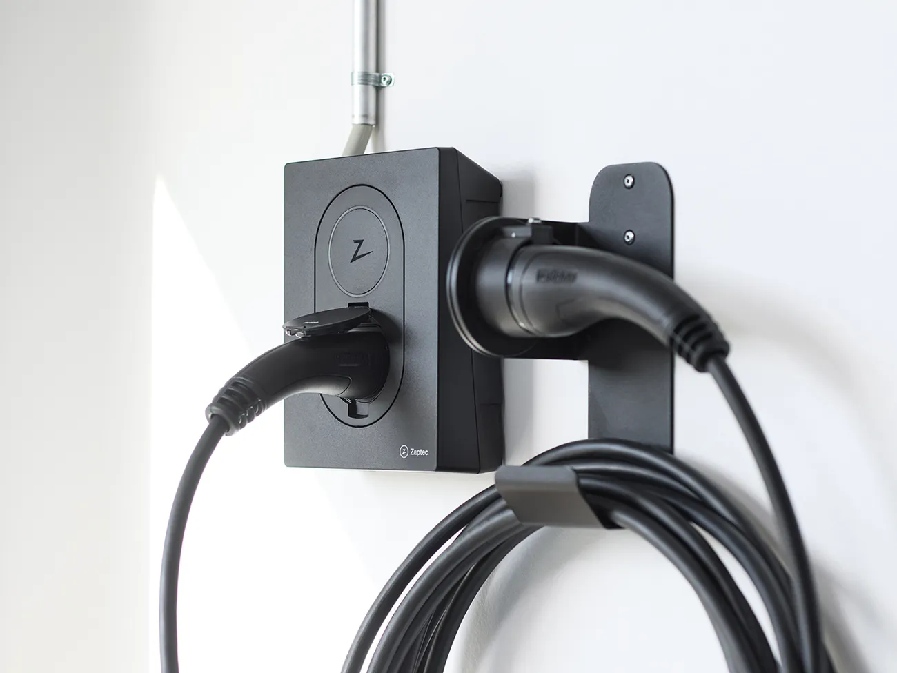 Zaptec Go ladeboks installeret på væggen i privat garage