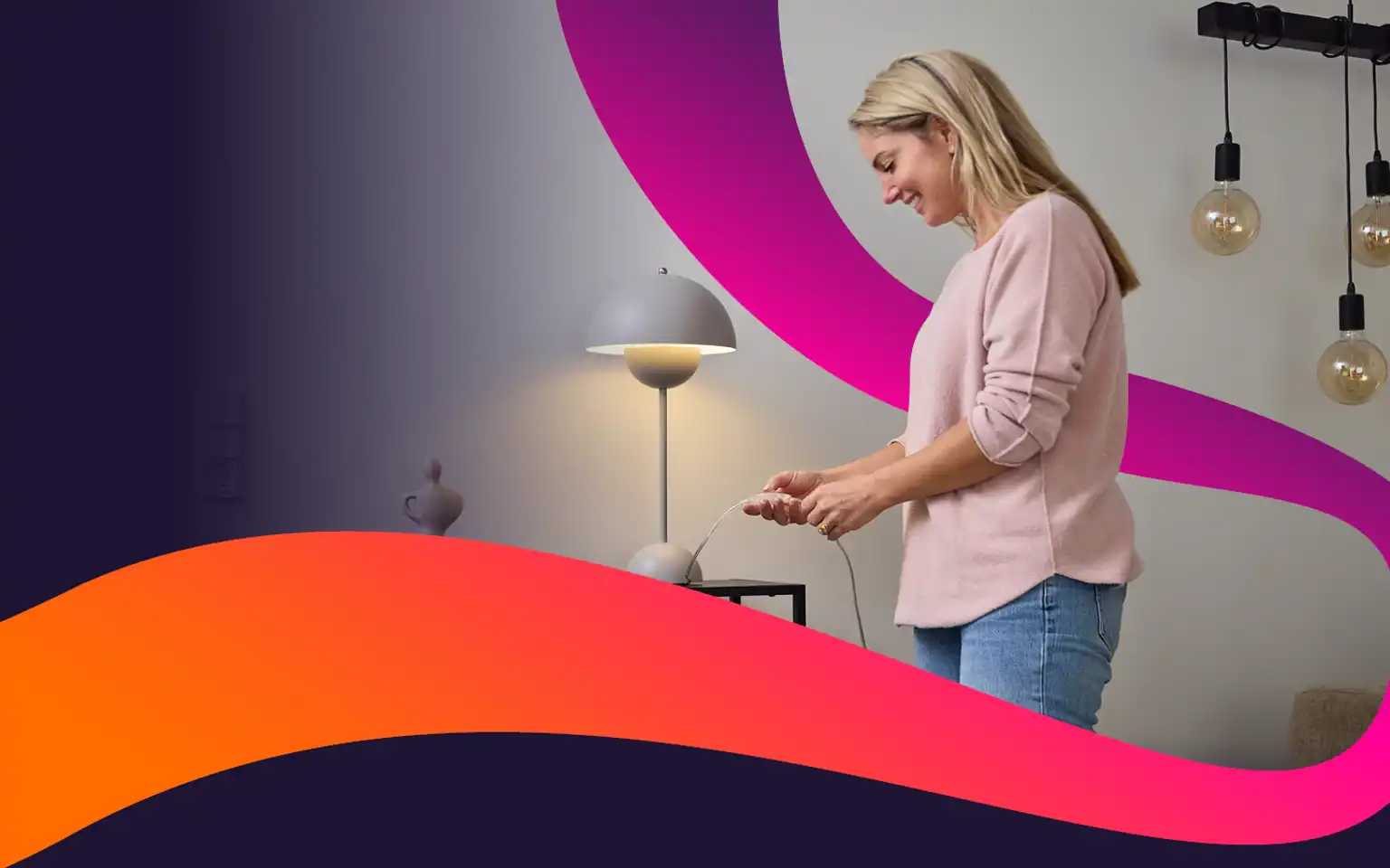 Kvinde tænder lyset i hvid bordlampe