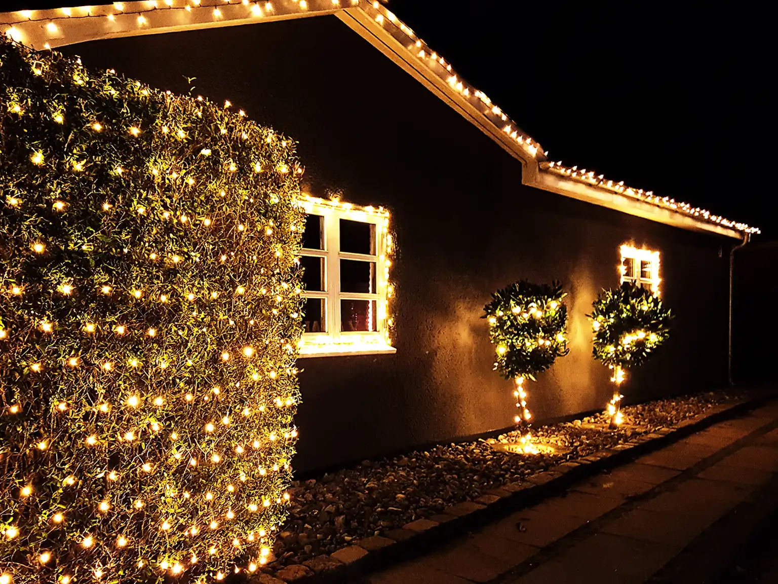 Udendørs led belysning på buske og hus