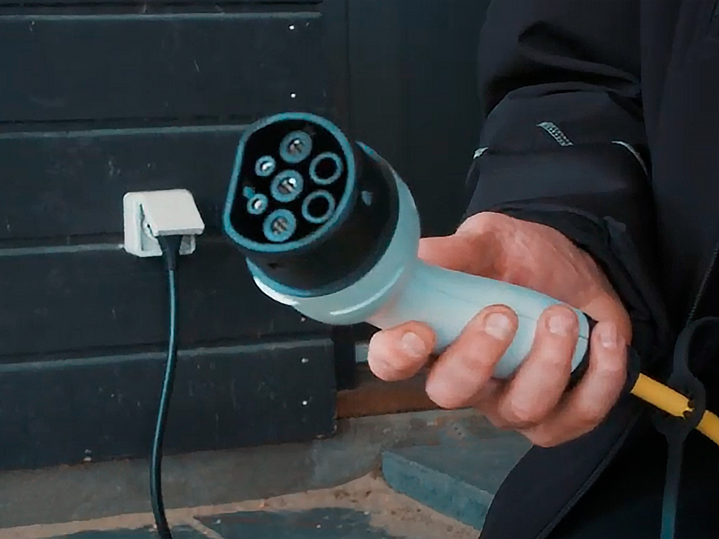 Mormorlader eller nødlader kan sættes i almindelig stikkontakt