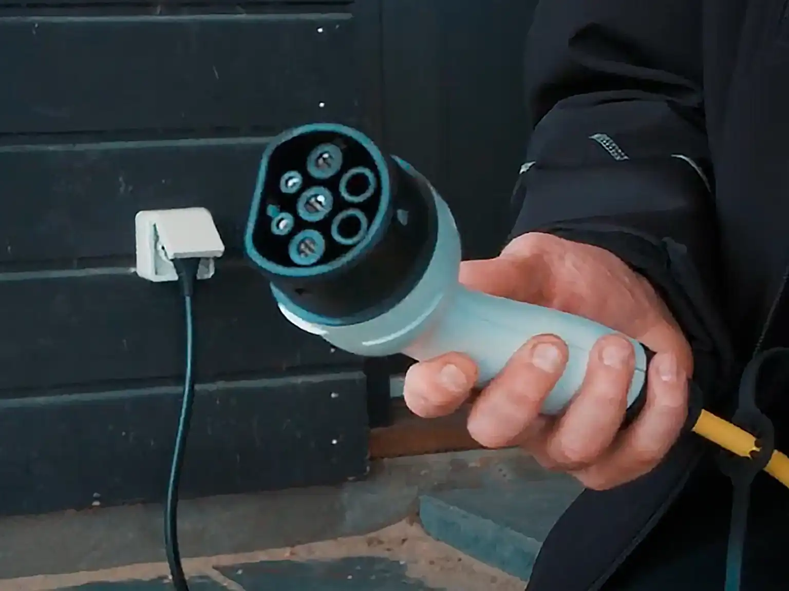 Mormorlader eller nødlader kan sættes i almindelig stikkontakt