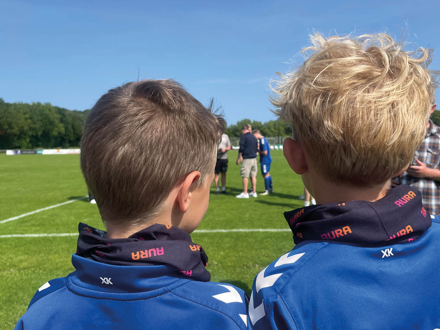 Brabrand IF to børn kigger på spillerne