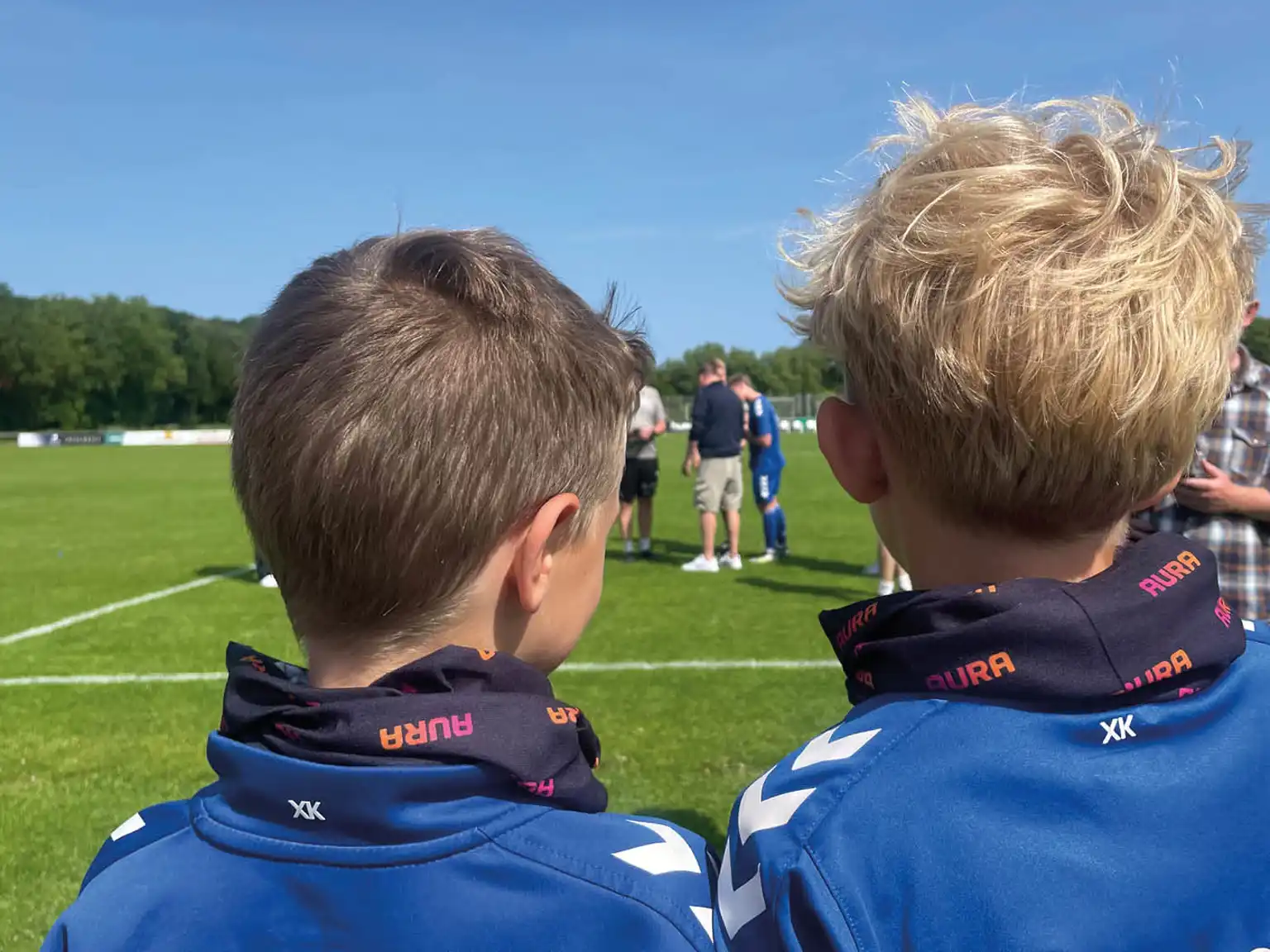 Brabrand IF to børn kigger på spillerne