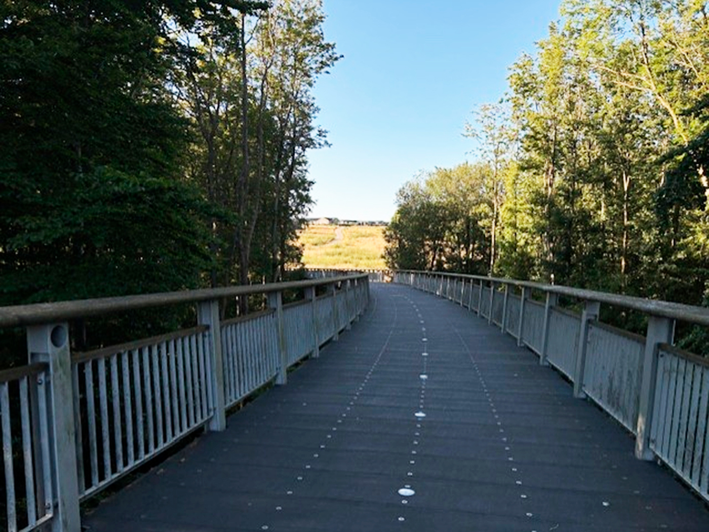 Børnenes Bro med oplys i belægningen