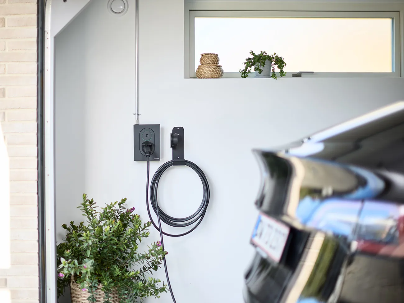 Zaptec Go ladeboks monteret på væg i garage