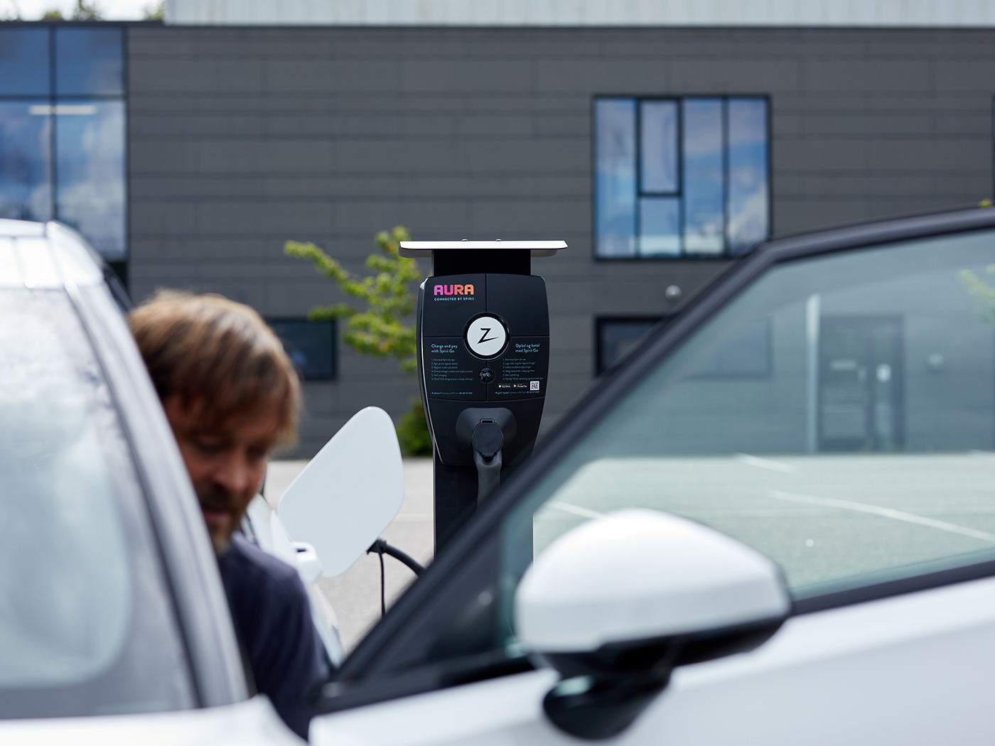 Ladestander Zaptec Pro oplader elbil på parkeringsplads