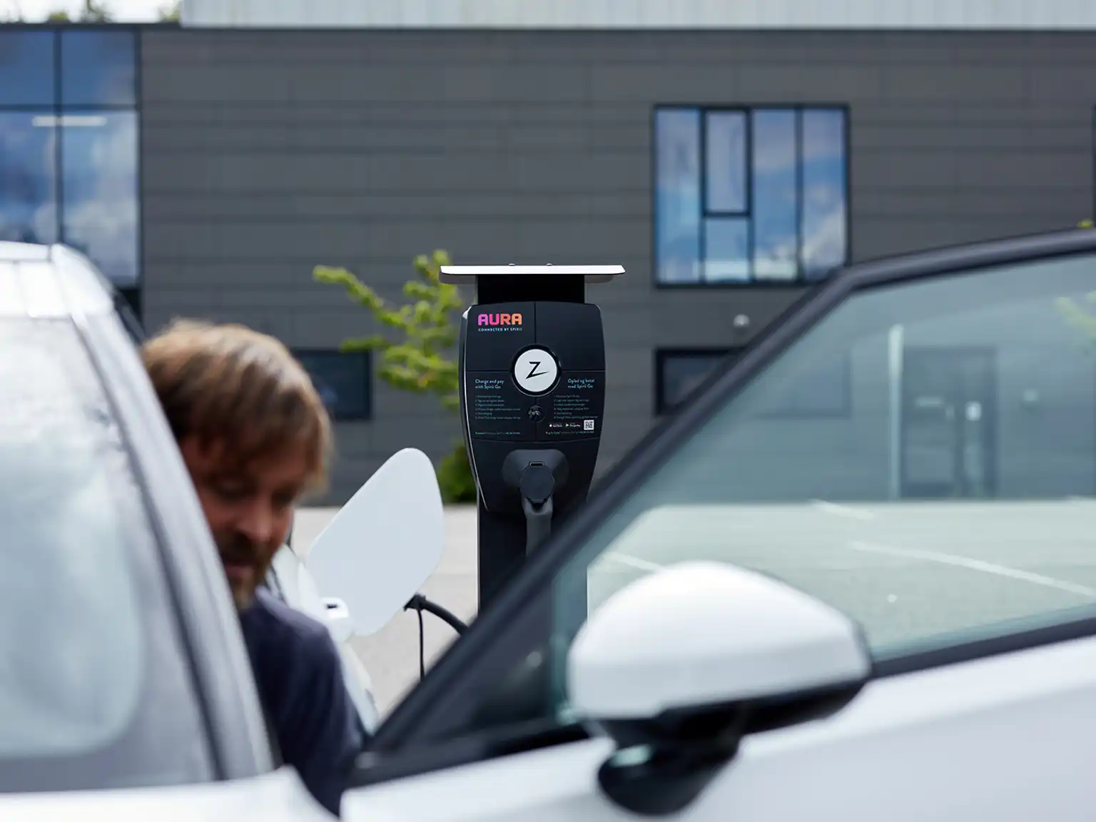 Ladestander Zaptec Pro oplader elbil på parkeringsplads