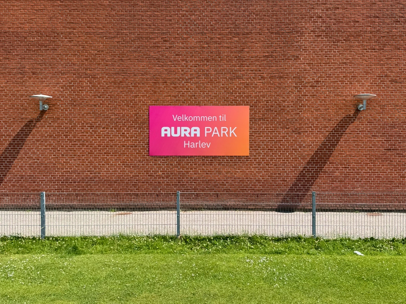 AURA Park skilt på en mur