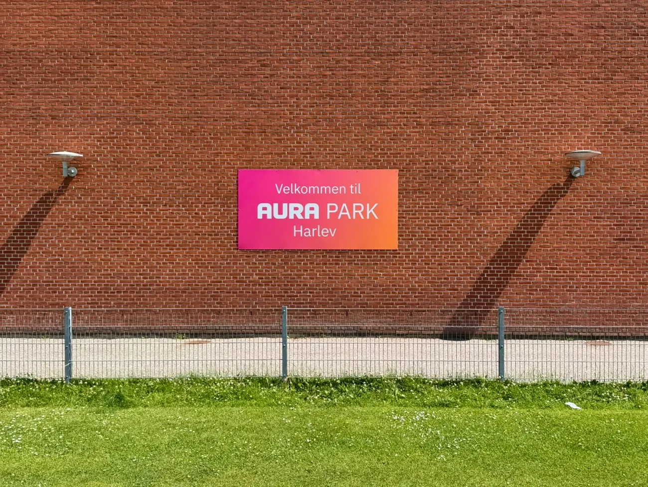 aura-park-skilt-mur AURA Park skilt på en mur