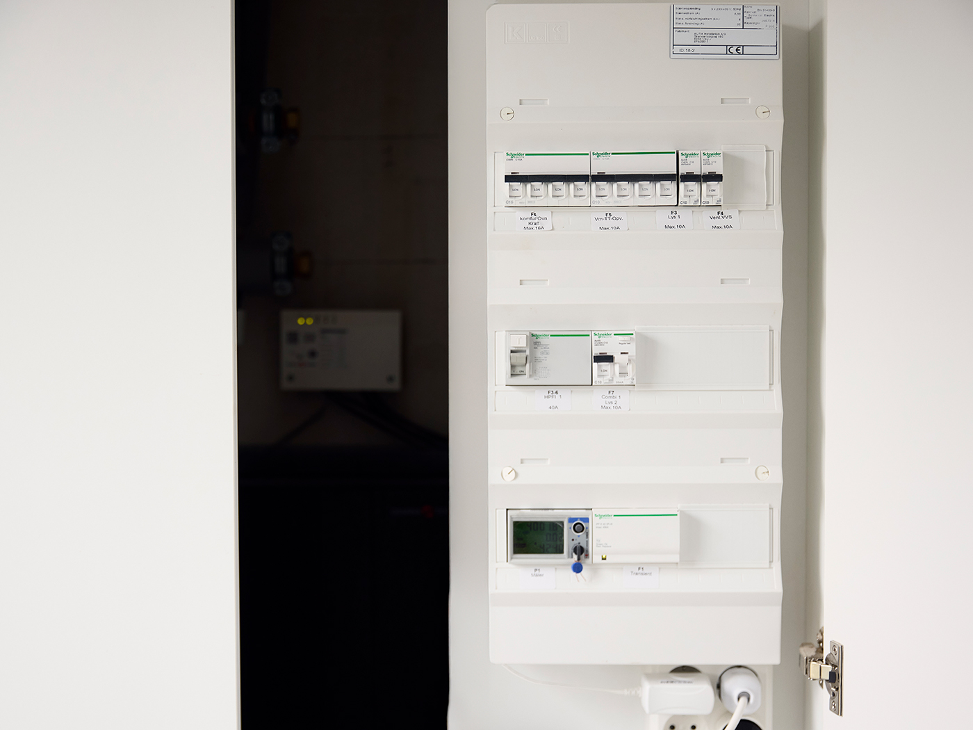 Elinstallation elskab indefra hus