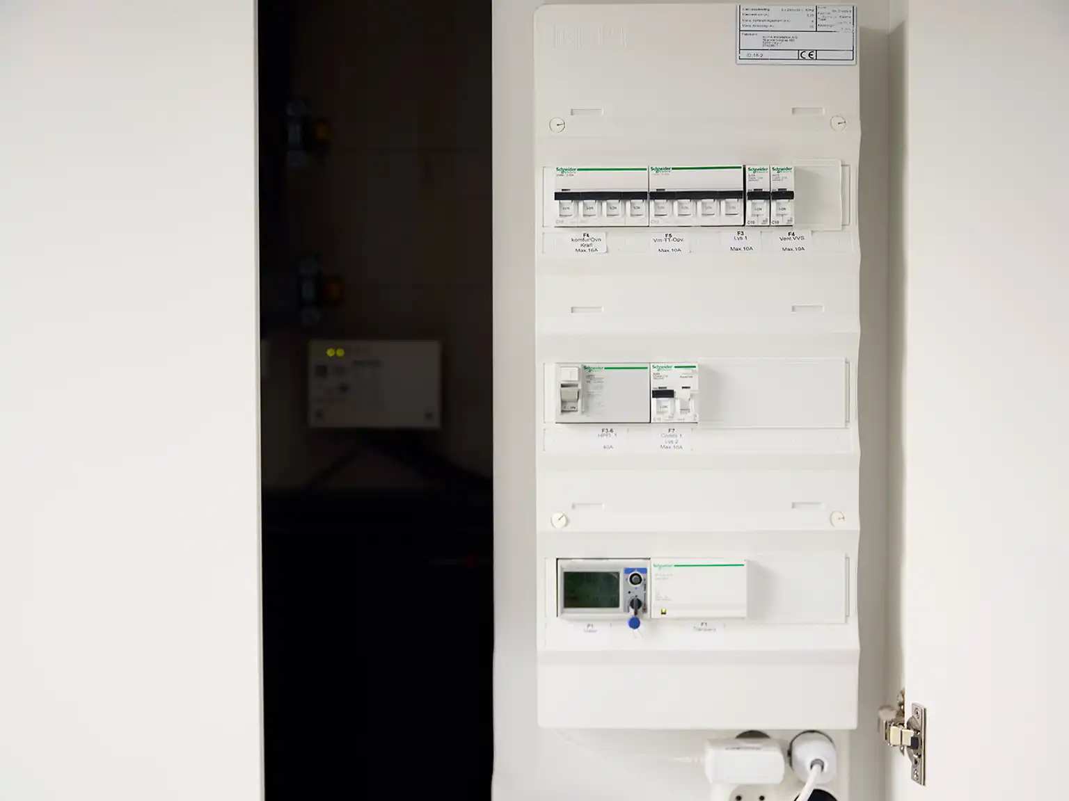 Elinstallation elskab indefra hus