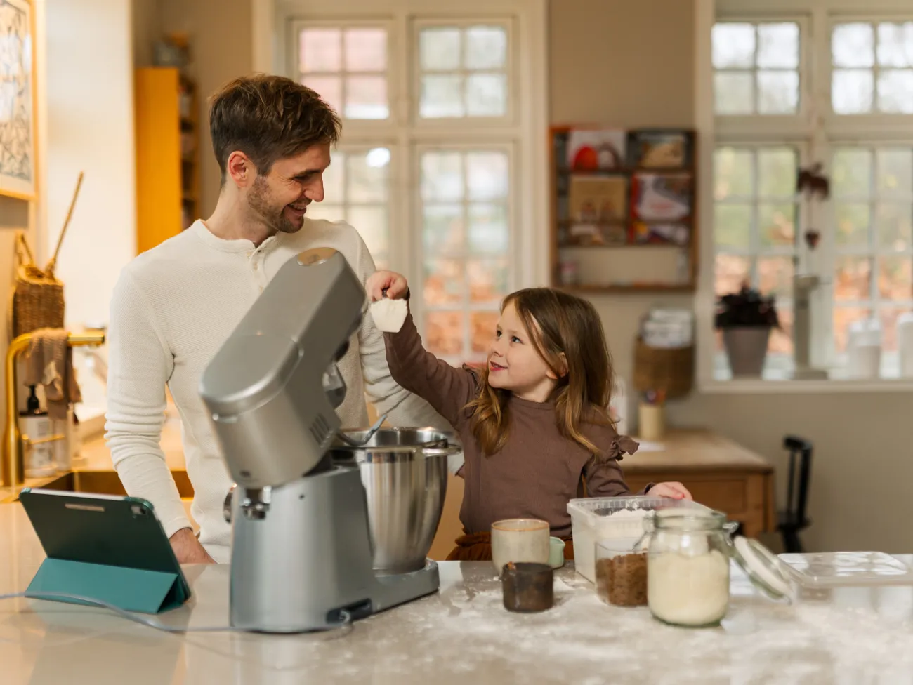 Man Og Barn Står Ved Røremaskine I Koekken Og Bager