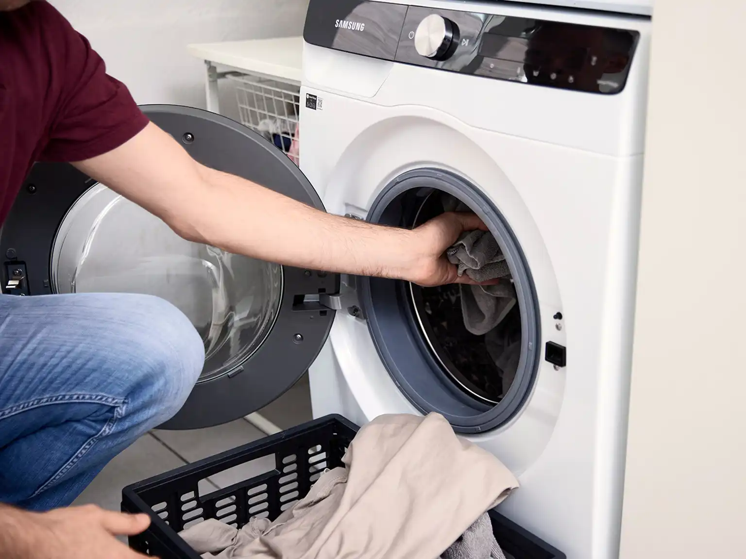 Mand tømmer vaskemaskine for tøj