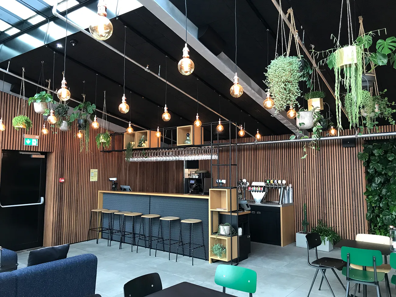 Salling Rooftop indendørs bar med siddepladser og loftlamper