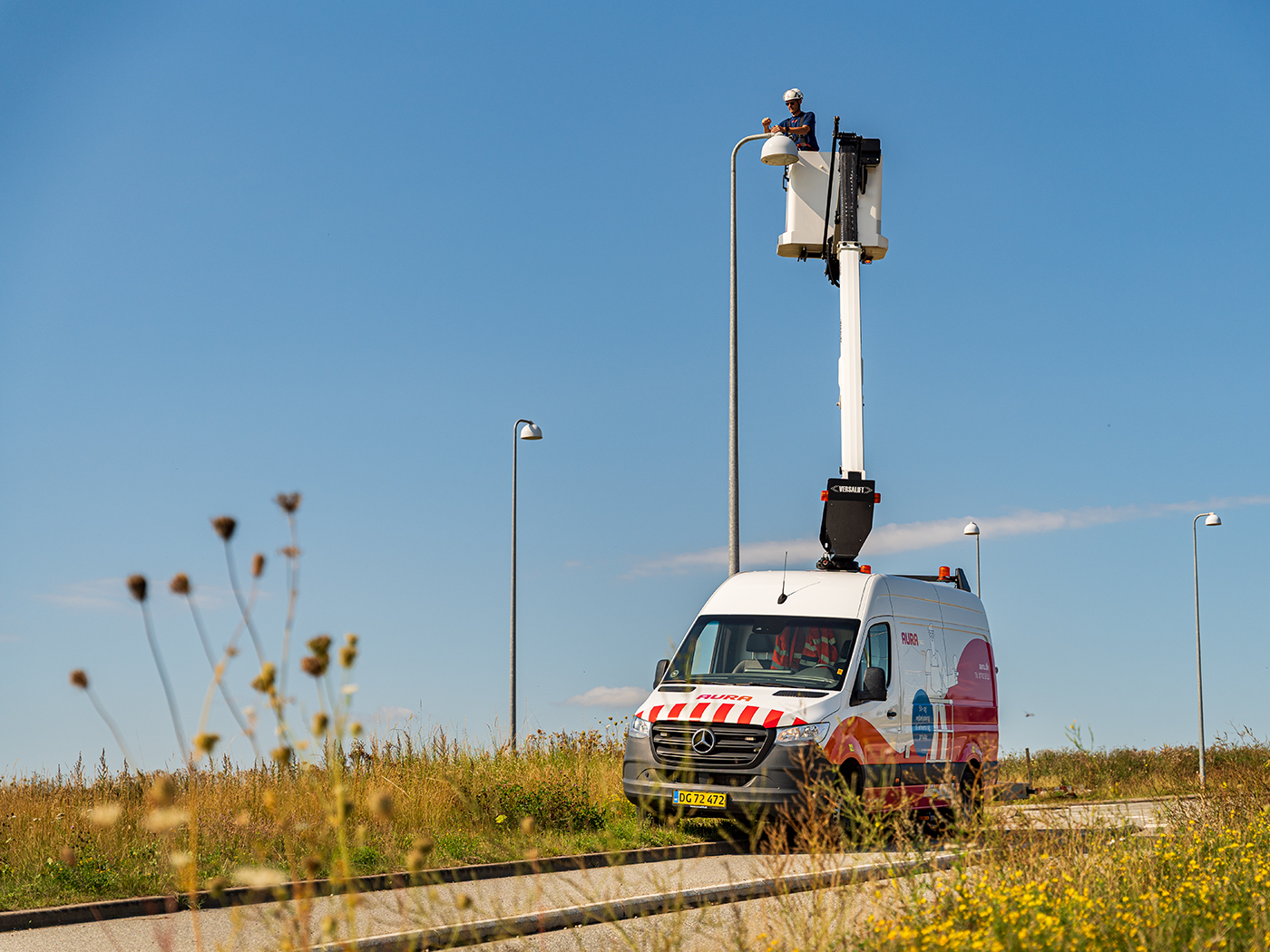 AURA elektriker fikser gadelys fra kranen på en AURA bil