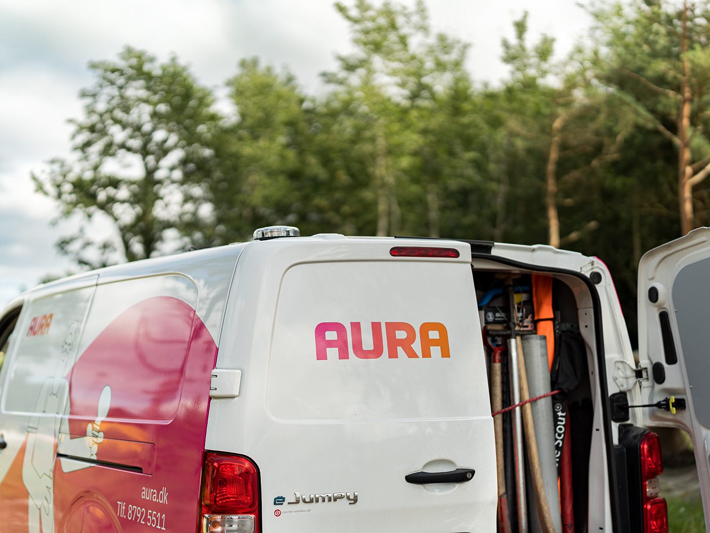 AURA bil der står åben med redskaber og materialer