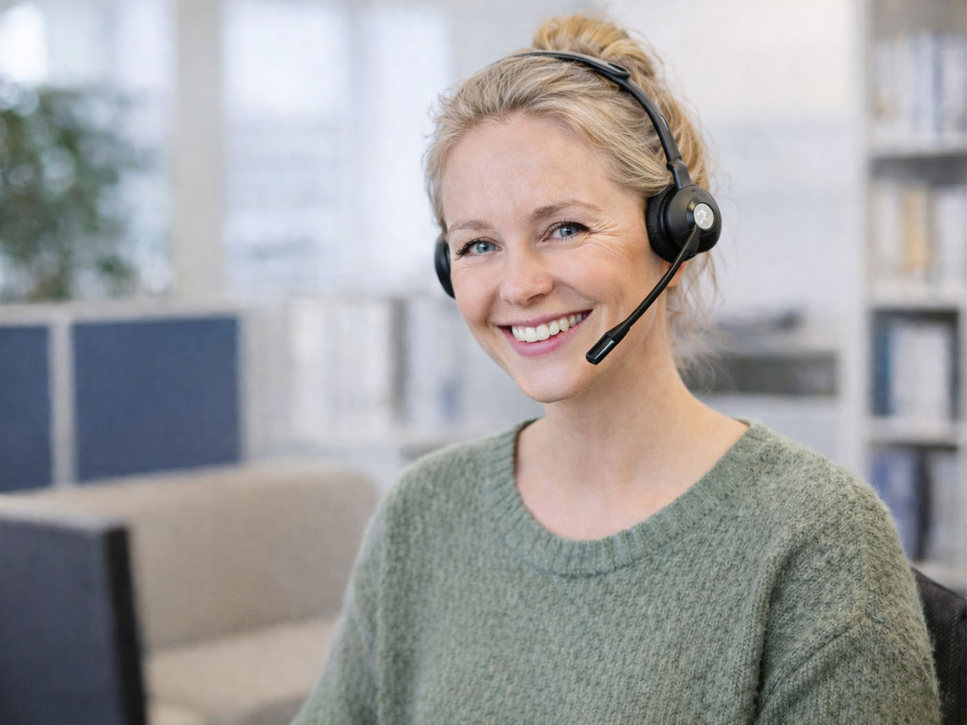 Smilende kvinde med høretelefoner på