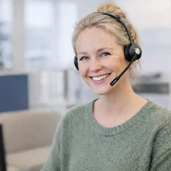 Smilende kvinde med høretelefoner på