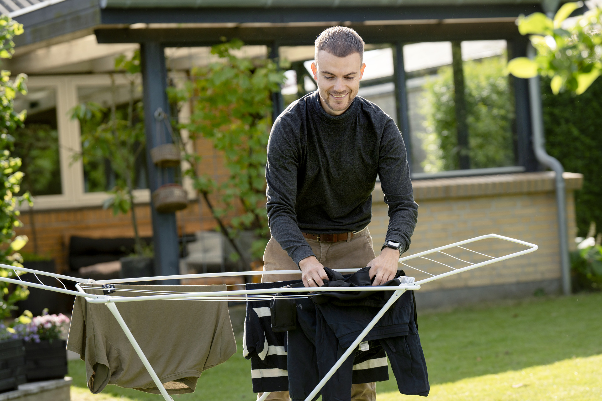 Mand hænger vasketøj op