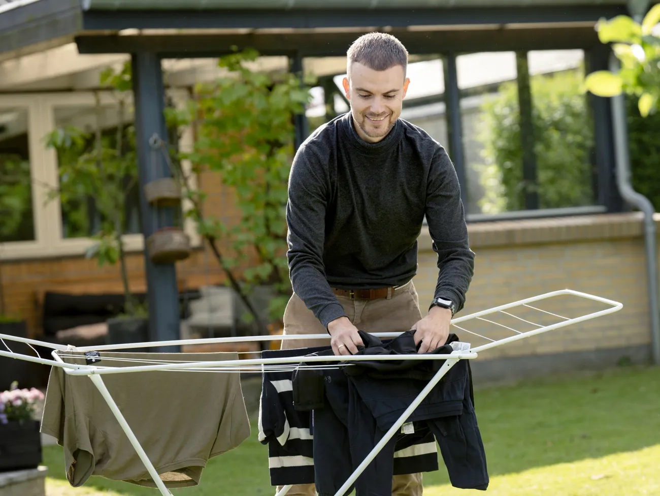 Mand hænger vasketøj op