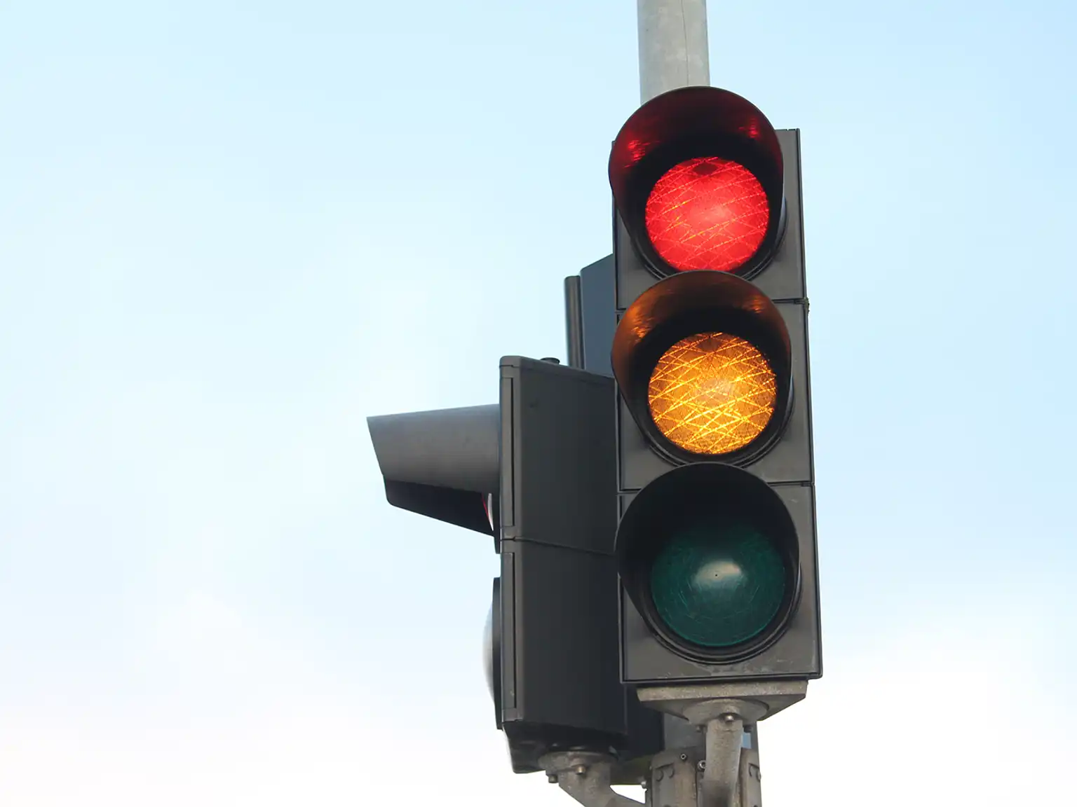 Lyskryds hvor trafiklys skifter fra rød til gul