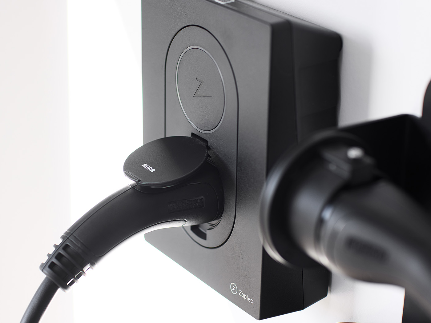 Zaptec Go ladeboks monteret på hvid væg