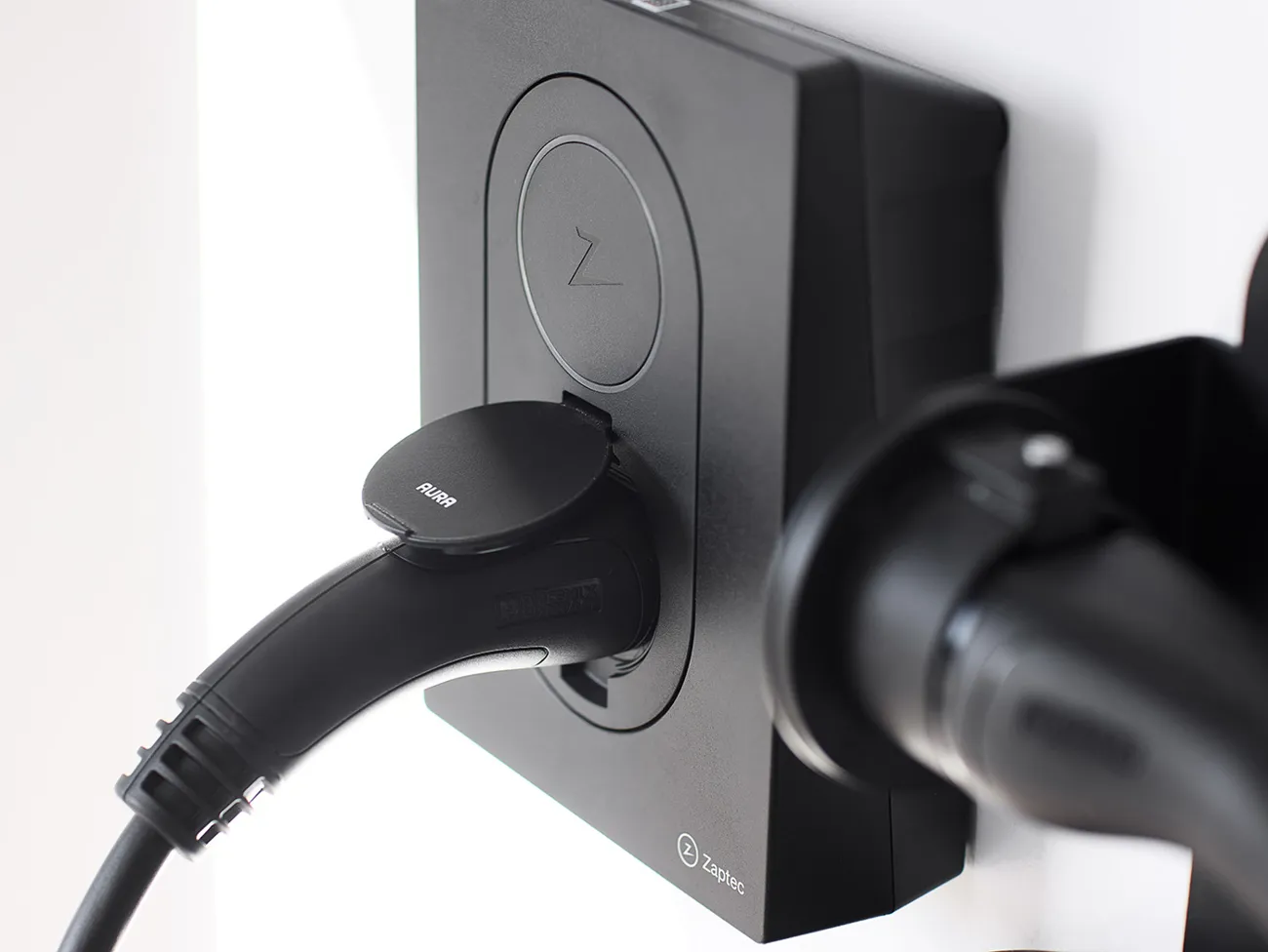 Zaptec Go ladeboks monteret på hvid væg