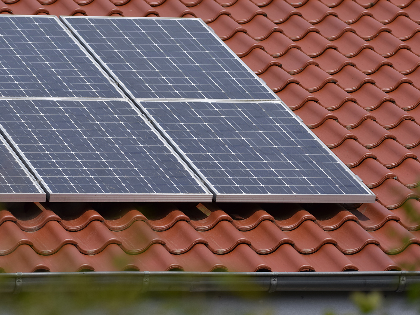 Solceller monteret på rødt tegltag