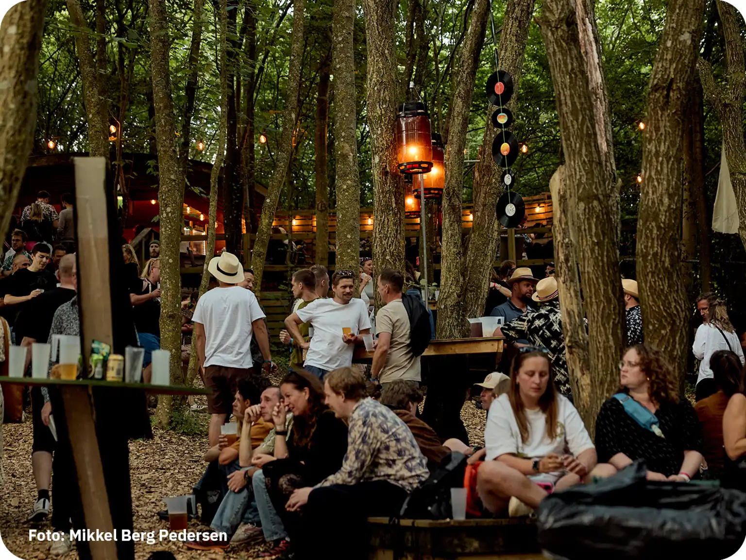 GrimFest god stemning blandt gæster der sidder sammen