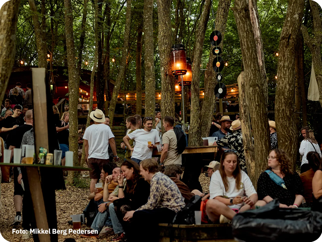 GrimFest god stemning blandt gæster der sidder sammen