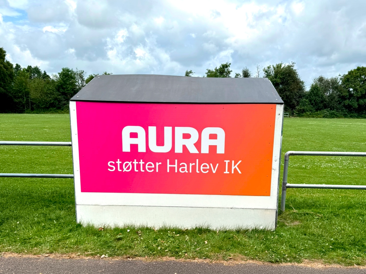 AURA Park skilt ved boldbane