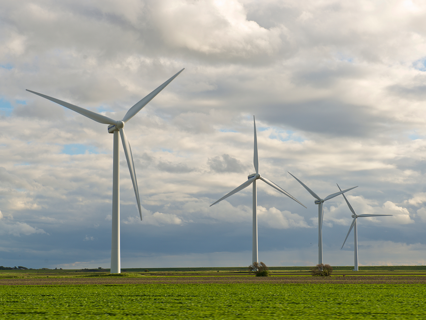 4 vindmøller på en grøn mark