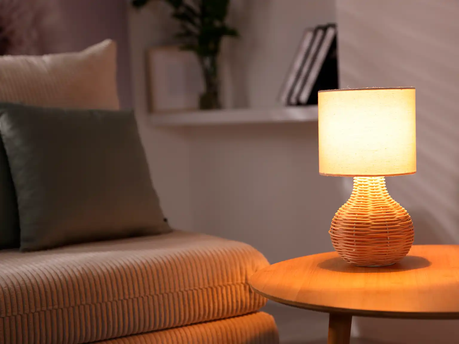 Tændt lampe på lille sidebord