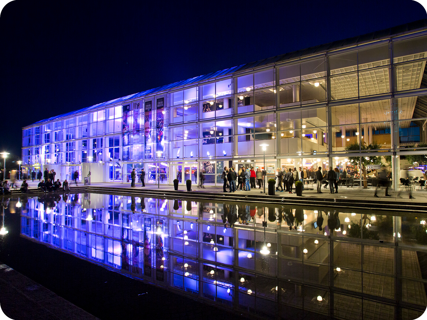 Musikhuset Aarhus facaden om aftenen