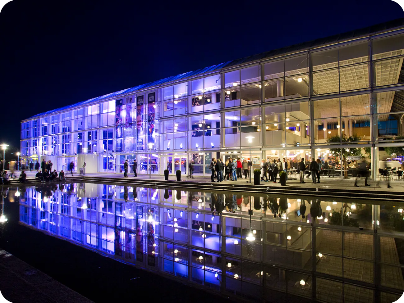 Musikhuset Aarhus facaden om aftenen