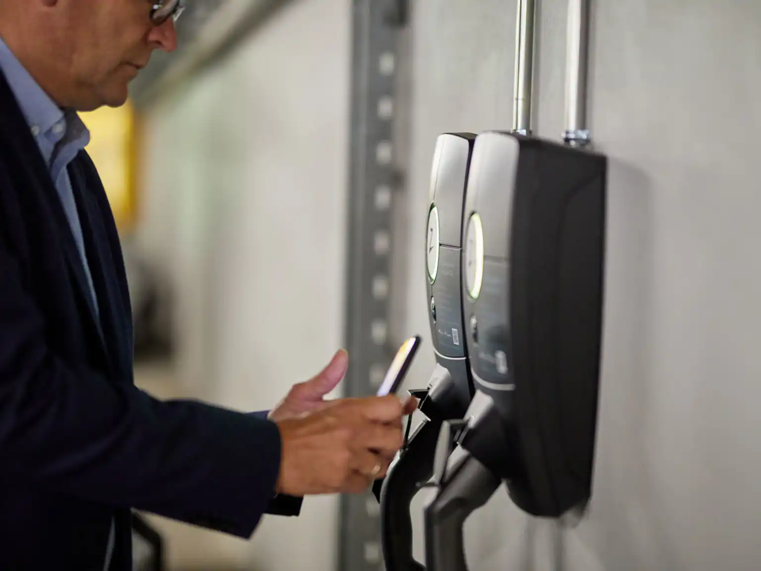 Mand betaler for opladning ved ladeboks