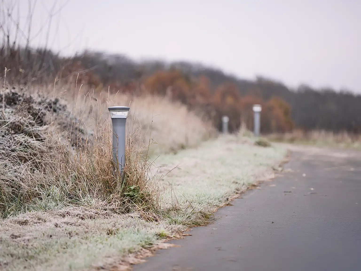 Små gadelamper ved gangsti