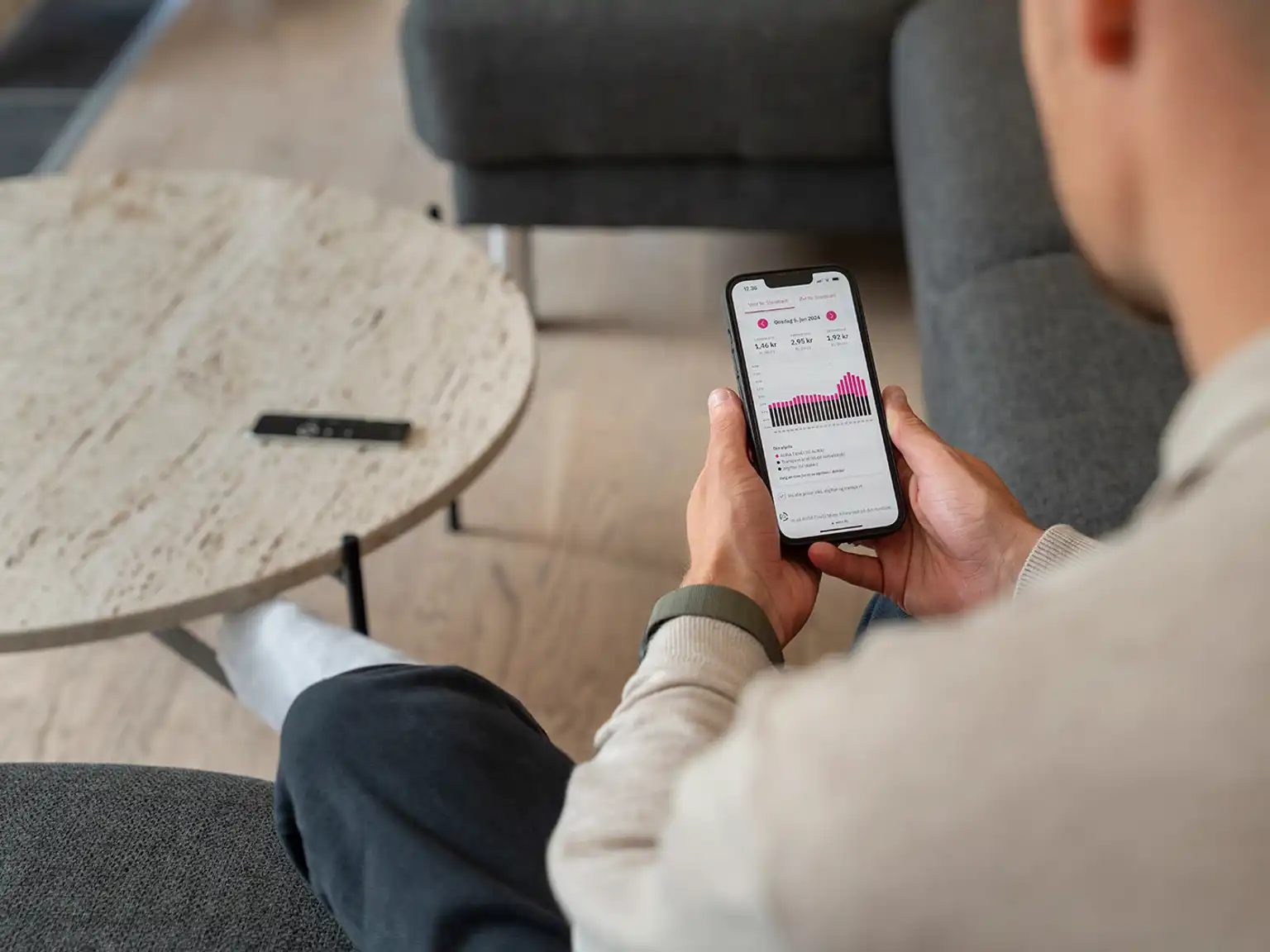 Mand der tjekker timeprisviseren