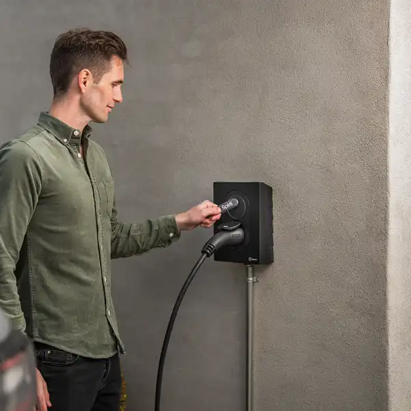 Mand der anvender Spirii ladebrik på ladeboks for opladning af elbil