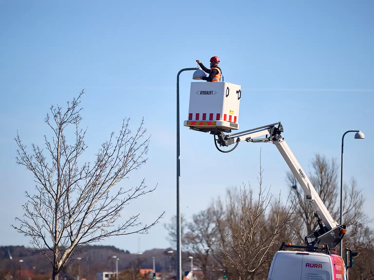 AURA reparerer et gadelys med lift