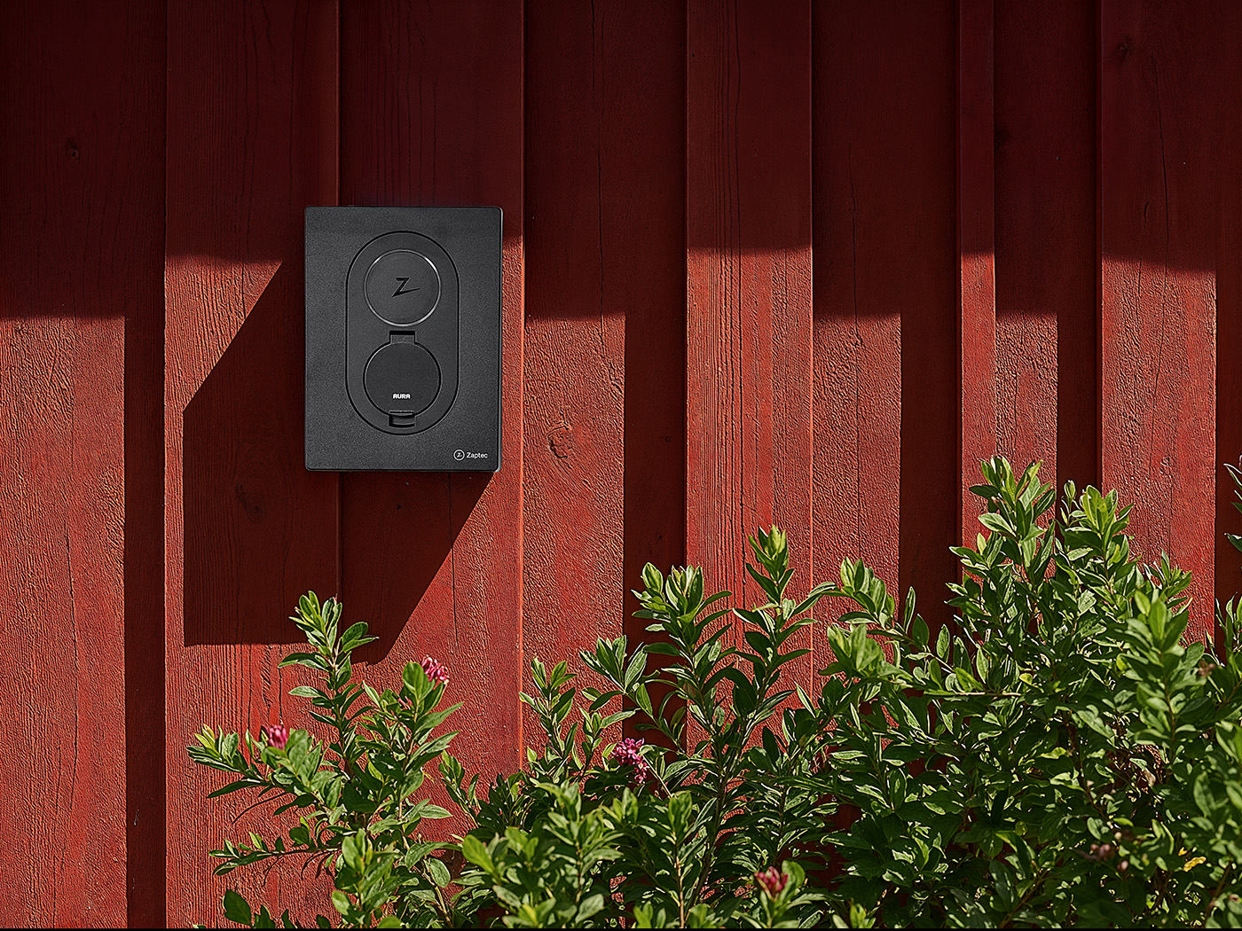 AURA ladeboks monteret på træværk af sommerhus