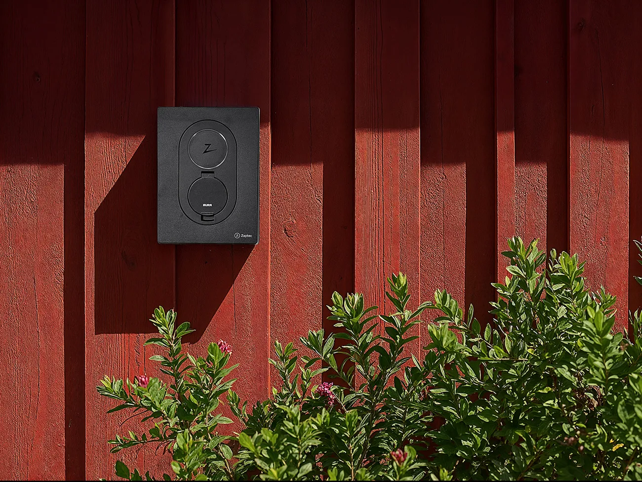 AURA ladeboks monteret på træværk af sommerhus