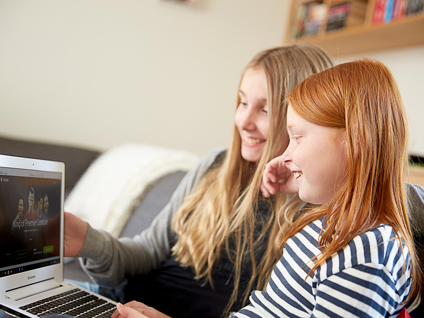 Teenagere der sidder og streamer tv på computer