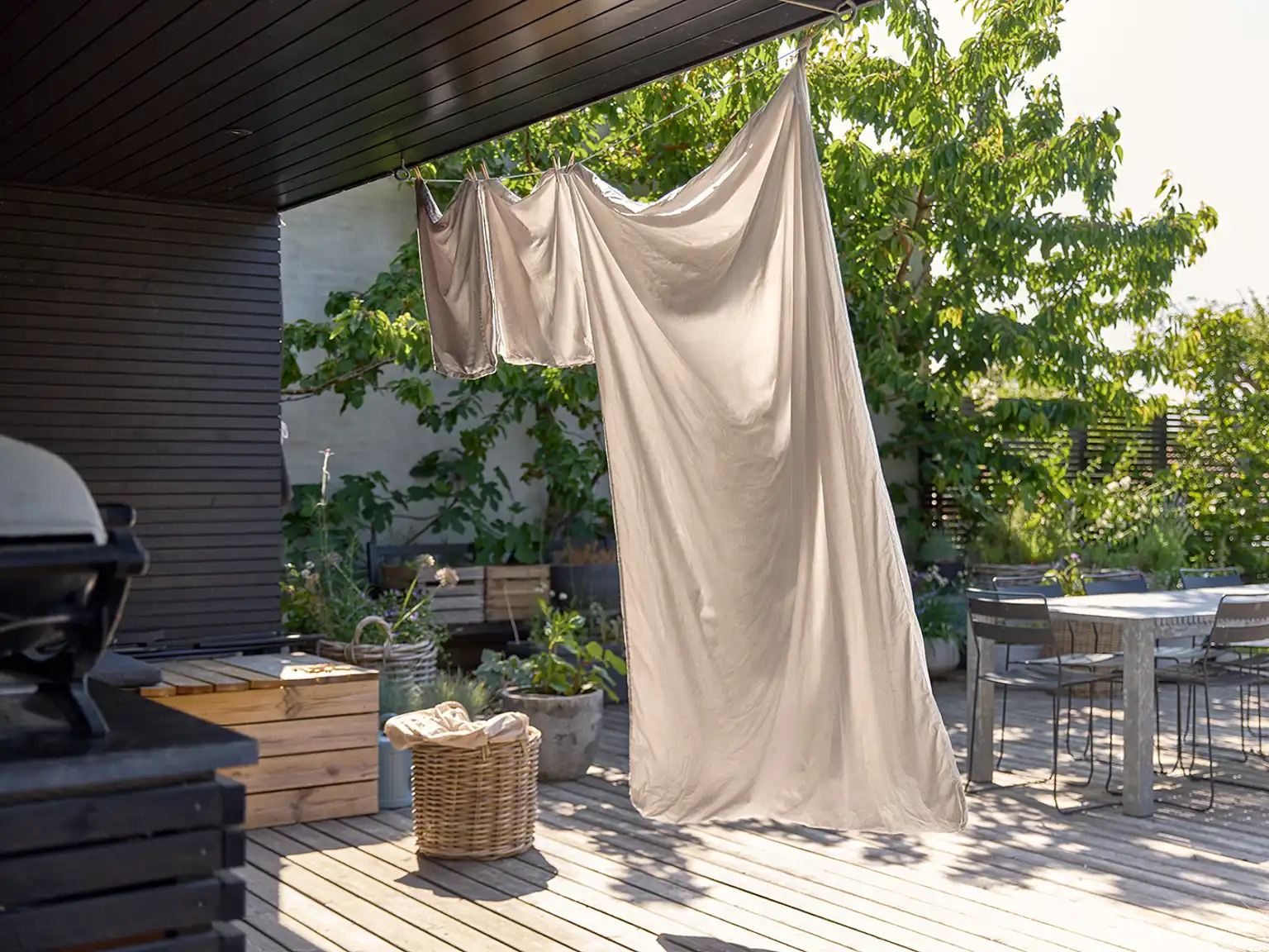 Vasketøj blafrer i vinden og bader i solens varme ud på træterrassen