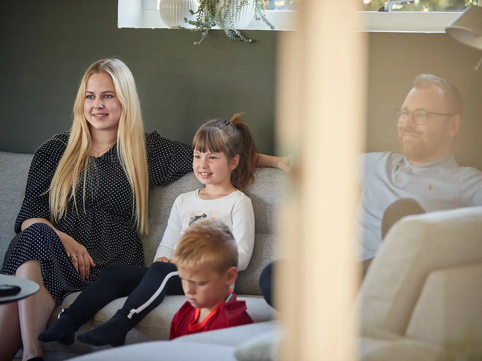 Familie sidder i en sofa