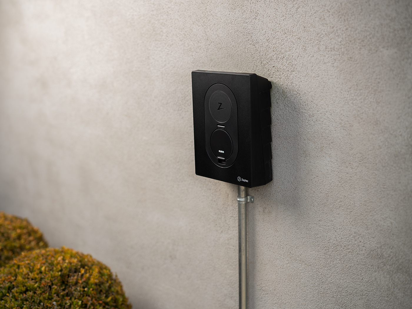 Ladeboks monteret på husets ydermur