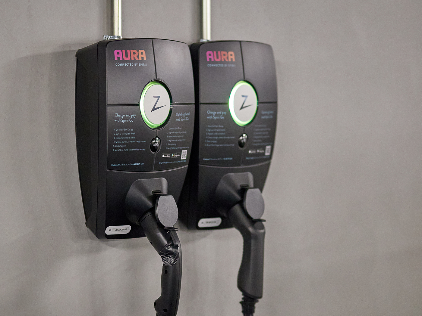 To Zaptec PRO ladebokse vægophængt i parkeringskælder