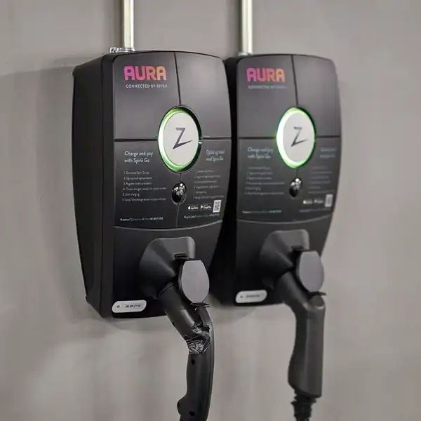 To Zaptec PRO ladebokse vægophængt i parkeringskælder